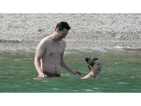 キアヌ・リーヴス、日本の血を引く女性と南仏のビーチでたわむれる 画像