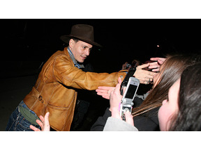 ジョニー・デップ、ロケ先で交わした少年との約束通りにプレゼント 画像