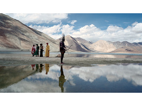 ファッション小噺vol.91　大画面で観たい“着るアート” 画像