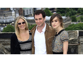 シエナ・ミラー、妻子ある富豪の俳優と恋愛中 画像