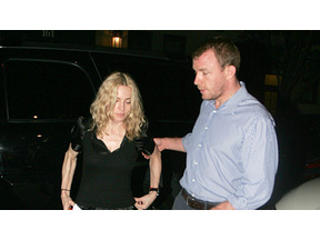 離婚危機？　のマドンナ＆ガイ・リッチー夫妻。マドンナに新しい男性の影が？ 画像