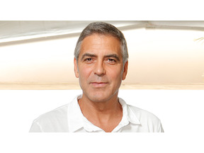 ジョージ・クルーニー、新婚の妻から子犬2匹をプレゼントされる 画像