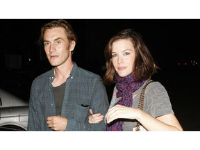 リヴ・タイラー、別れたはずの夫と仲良くディナー・デート 画像