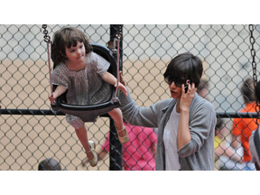 N.Y.の公園で束の間の夏休みを過ごすケイティ・ホームズと娘 画像