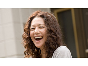 ファッション小噺vol.92　“80年代のアイコン”が演じる漫画家と母 画像