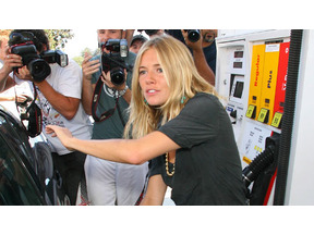 シエナ・ミラー、パパラッチに囲まれてパニック！　号泣!! 画像