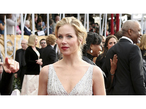 クリスティナ・アップルゲイト、乳がん克服体験を語る 画像