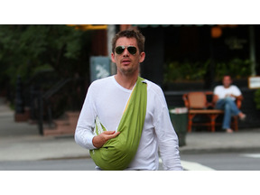 イーサン・ホーク、生後1か月の愛娘と愛犬とお散歩 画像