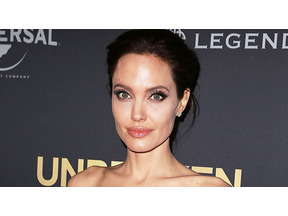 アンジェリーナ・ジョリー、パニック状態のファンを救助 画像