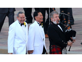 日系俳優の重鎮が長年のパートナーと同性婚 画像