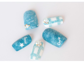 指先から春色にアップデート！ 今年はマットな質感のデニムネイルに決まり 画像