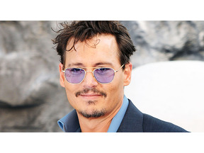 右手負傷のジョニー・デップ、痛々しい包帯姿ながらも笑顔で帰国 画像