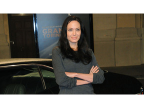 アンジー、イーストウッド最新作のプレミアに出席。子供たちはクリスマスの準備中 画像