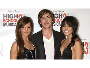 ザック・エフロンが小児病院を訪問、子供たちにひと足早いクリスマスプレゼント 画像