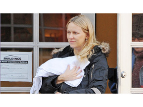 ナオミ・ワッツ、赤ちゃんと一緒にお出かけ 画像