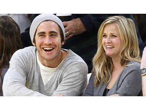 ジェイク・ギレンホール＆リース・ウィザースプーン、レイカーズ戦をツーショット観戦 画像