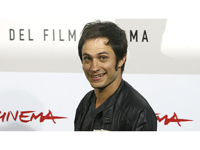 ガエル・ガルシア・ベルナルが男の子のパパに 画像