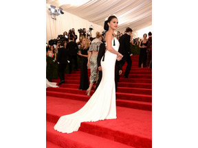 セレーナ・ゴメスのモダンなチャイナドールスタイルをチェック！ 画像