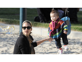 ジェシカ・アルバ、スーパーモデルのママ友と公園で子育て談義 画像