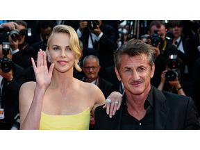【カンヌ国際映画祭】シャーリーズ・セロン、「Dior」のドレスでショーン・ペンと共に登場 画像