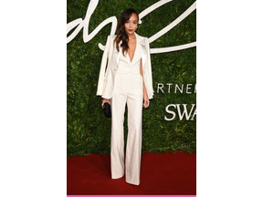 「バナリパ」リミテッドコレクション、英女優アシュレイ・マデウィ着用モデルがラインナップ 画像