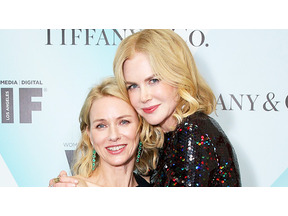 ニコール・キッドマン、授賞式で親友ナオミ・ワッツとキス！ 画像