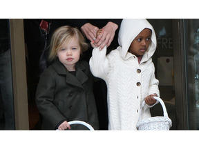 アンジー、娘2人とニューヨークでお買い物 画像