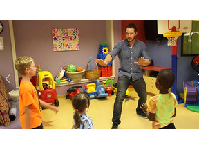クリス・プラット、小児病院を訪問！ 子どもたちと『ジュラシック・ワールド』を再現 画像