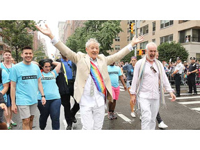 同性婚合法の判決後のゲイ・パレードにイアン・マッケランらが参加 画像