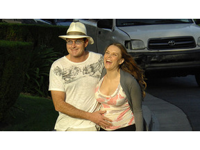 チャーリー・シーン夫妻に双子の男の子が誕生 画像