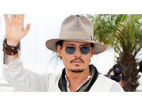 ジョニー・デップ、ジャック・スパロウの扮装で赤ちゃんコウモリに授乳 画像