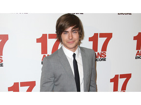 ザック・エフロン、パリで新作プレミアに登場。ミュージカル映画はもう卒業か？ 画像