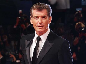 ピアース・ブロスナン、機内にナイフを持ち込みかけて米空港で制止 画像