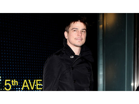 消化器疾患で倒れたジョシュ・ハートネットが無事退院 画像