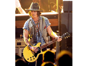 ジョニー・デップ、チャリティ・ライブで「キッス」ジーン・シモンズと共演 画像