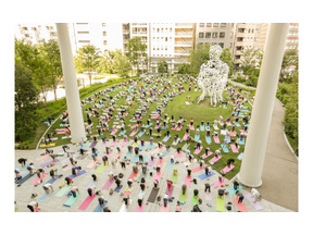 都心の屋外イベントでリラックス！「虎ノ門ヒルズ」の秋空ヨガスタジオ 画像