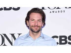 ブラッドリー・クーパー、恋人イリーナ・シェイクと母と3人で休暇を過ごす 画像