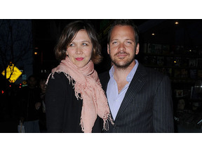 長年の交際を実らせたマギー・ギレンホール＆ピーター・サースガードが愛娘と共に挙式 画像