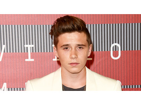 ブルックリン・ベッカム、年齢制限でナイトクラブ入れず 画像