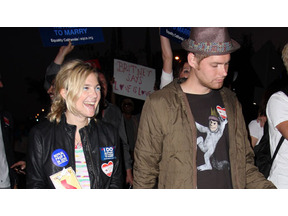 ドリュー・バリモア、親友と一緒に同性結婚の自由を訴える集会に参加 画像