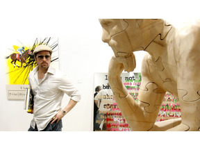 アンジーの誕生日プレゼントをお買い上げ？　ブラピがスイスの現代アート展に出没 画像