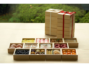 【3時のおやつ】美しい和菓子を桐の升箱12段に詰めた「お菓子のおせち」限定発売 画像