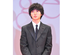 山崎賢人、これまでに見せたことない必死の形相で土屋太鳳を守る!? 画像