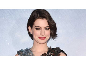 アン・ハサウェイ、第1子の誕生後は仕事復帰より子育て優先？ 画像