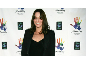 マンデラ氏91歳の誕生日を祝い、仏大統領夫人カーラ・ブルーニがN.Y.で初ライブ 画像