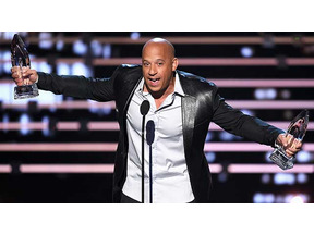 ヴィン・ディーゼル、映画賞授賞式で故ポール・ウォーカーに歌を捧げる 画像