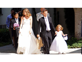 マーク・ウォールバーグが長年の恋人と、娘や息子たちに囲まれて子連れ挙式 画像