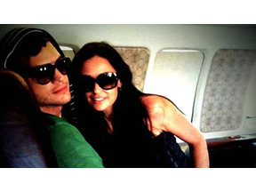 Twitterマニア夫妻、デミ＆アシュトンがプライベート・ジェット緊急着陸を実況 画像