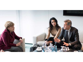 ジョージ・クルーニー、アマル夫人とともにドイツのメルケル首相と面談 画像