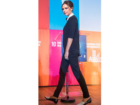 ヴィクトリア・ベッカム、「もうハイヒールの靴は履けない」と敗北宣言！ 画像